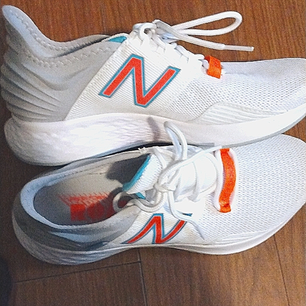 Women's New Balance 8.5 .. White, blue, neon orange